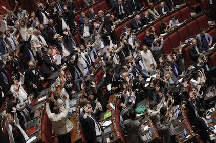 Bagarre alla Camera: dal M5S proteste, insulti e sfottò 8