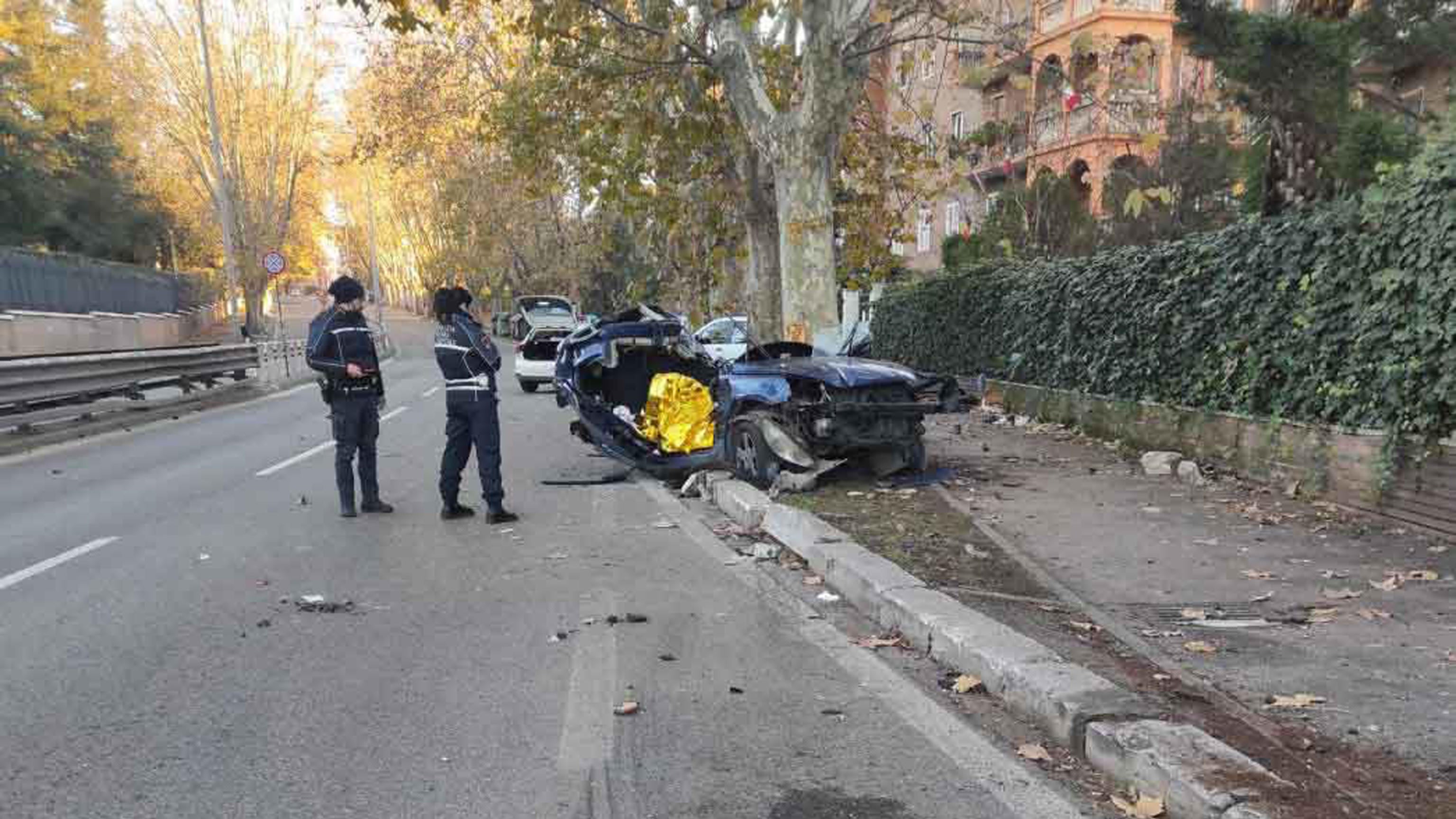Auto contro un albero, morte due sorelle