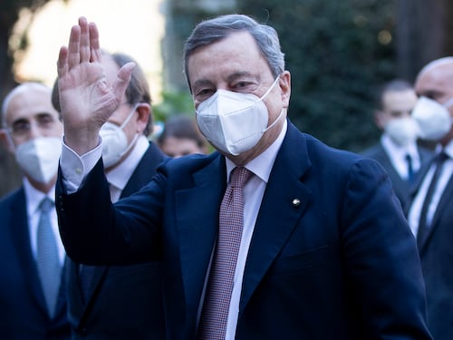 Draghi e il piano su due binari. Cosa c'è dietro l'accelerazione