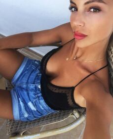 Sarah Nile sexy a letto 6