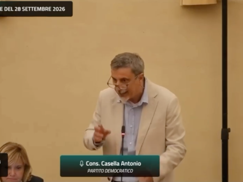Il consigliere Pd in aula si rallegra per la morte di Bossi: “Per fortuna il Signore l’ha chiamato”