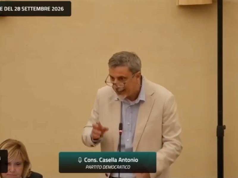 Il consigliere Pd in aula si rallegra per la morte di Bossi: “Per fortuna il Signore l’ha chiamato”