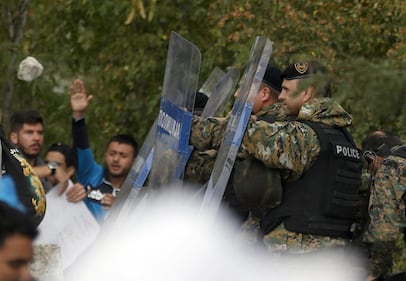 Macedonia, duri scontri polizia-migranti 3