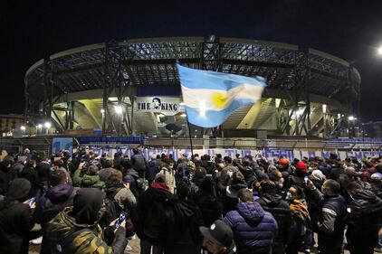 Assembramenti a Napoli per Maradona 4
