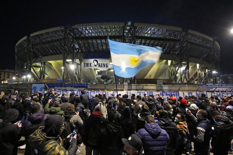 Assembramenti a Napoli per Maradona 4