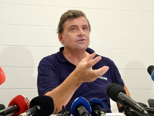 Calenda passa alle offese: "Salvini sui migranti ha fatto il cretino"
