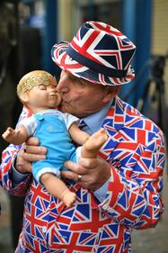Fans aspettano la nascita del royal baby fuori dall'ospedale 1