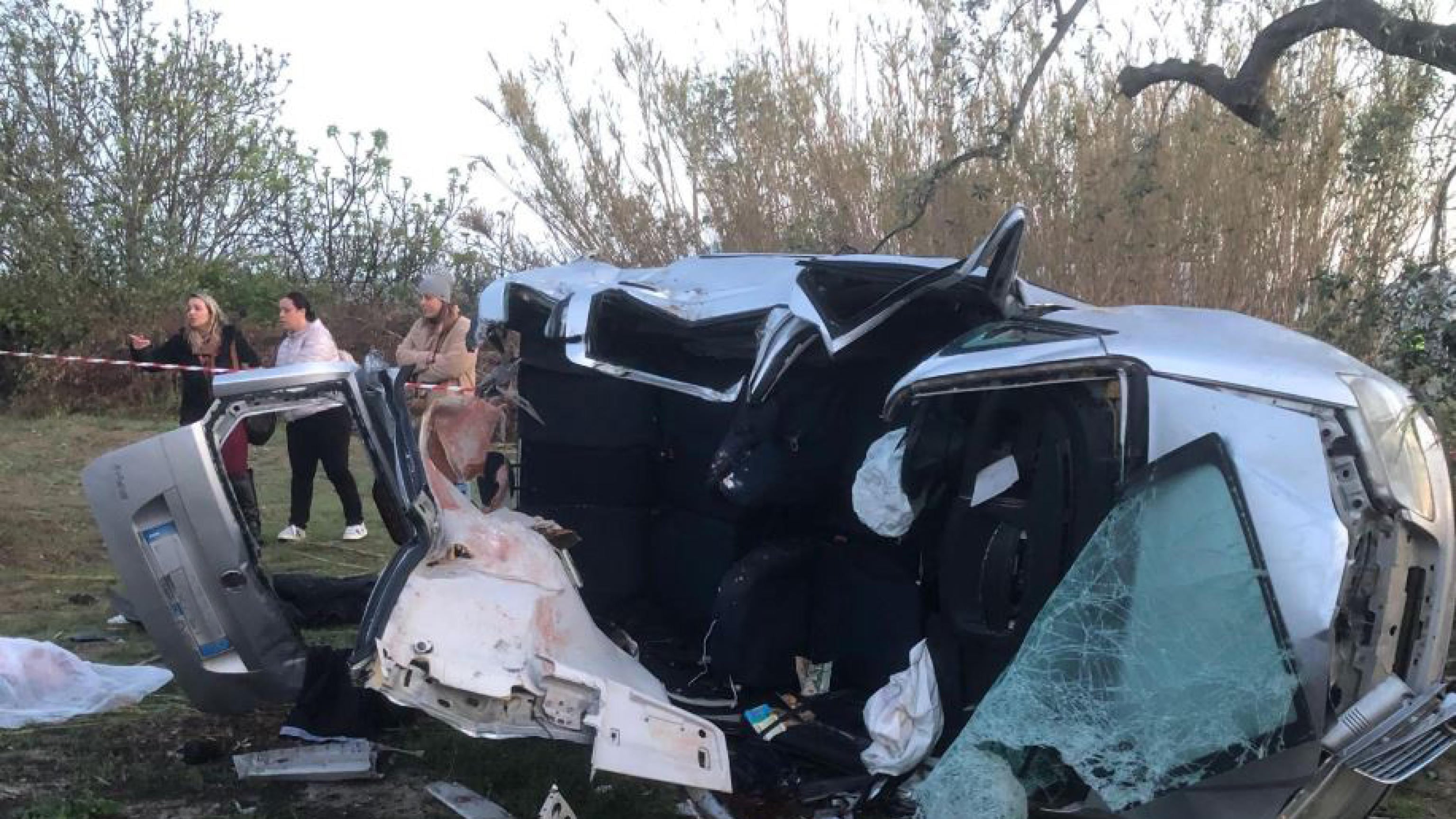 Tragedia nel Tarantino: auto finisce fuori strada e si schianta contro un albero, morti 4 giovani