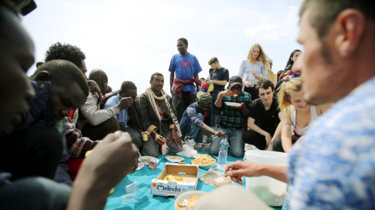 Migranti, l'ultima follia dei No border: s'inventano il "passeur umanitario"