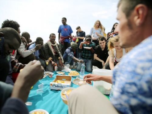Migranti, l'ultima follia dei No border: s'inventano il "passeur umanitario"