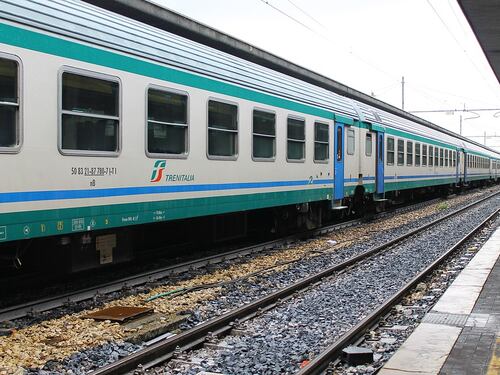 Sul treno senza biglietto aggredisce controllore: ricercato