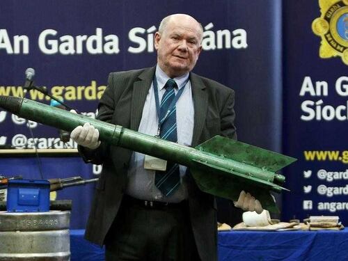 Irlanda, la polizia mostra numerose armi sequestrate all'Ira