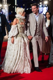 Lady Gaga, scollatura hot alla première 1