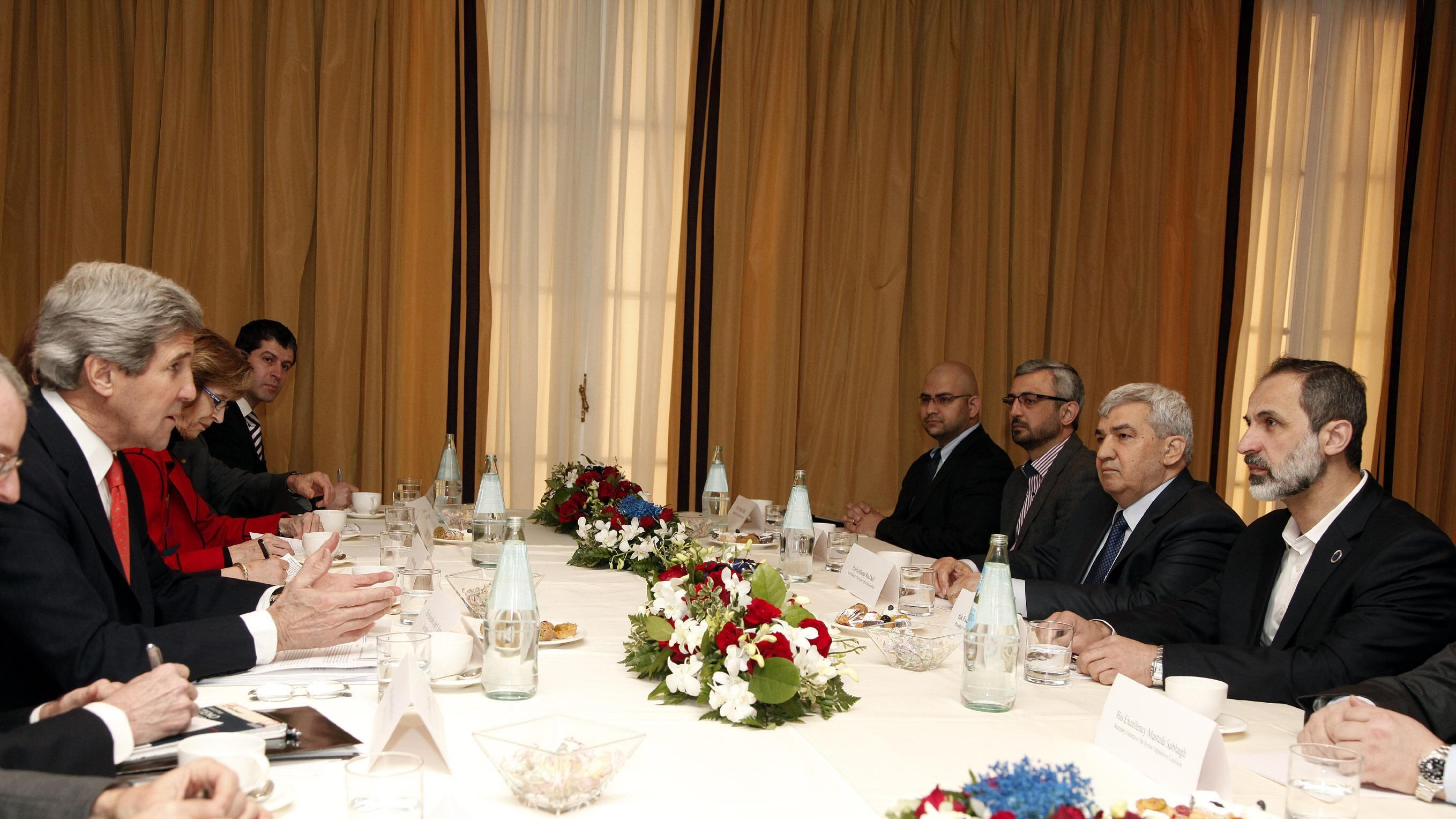 Siria, Kerry: "Assad leader disperato. Dagli Usa aiuti non letali"