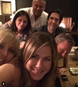 Jennifer Aniston vota alle primarie, foto 2