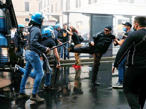 L'ira di Mattarella. "Aumento dei casi da cortei illegali". E arriva la stretta