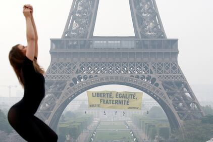 E anche Greenpeace attacca la Le Pen a Parigi 10