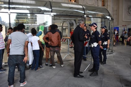 Gli immigrati nei negozi della stazione 1