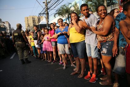 Rio, in attesa della torcia olimpica tra feste e proteste 1