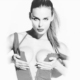 Nina Moric mostra il lato b su Instagram 23