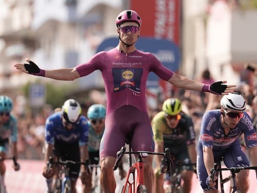 Giro, a Francavilla Milan trionfa ancora in volata, battendo Merlier e Groves