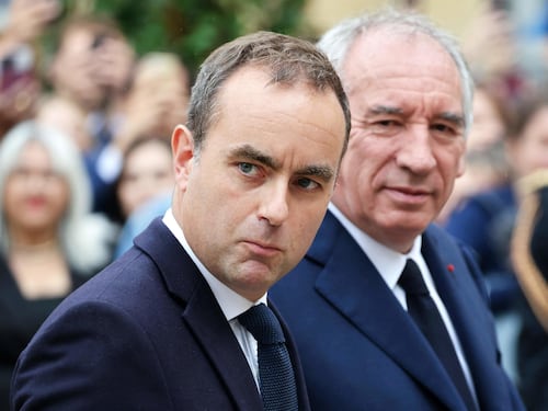 Lecornu alla ricerca della fiducia dei partiti: stop al taglio dei festivi e aperture a Le Pen