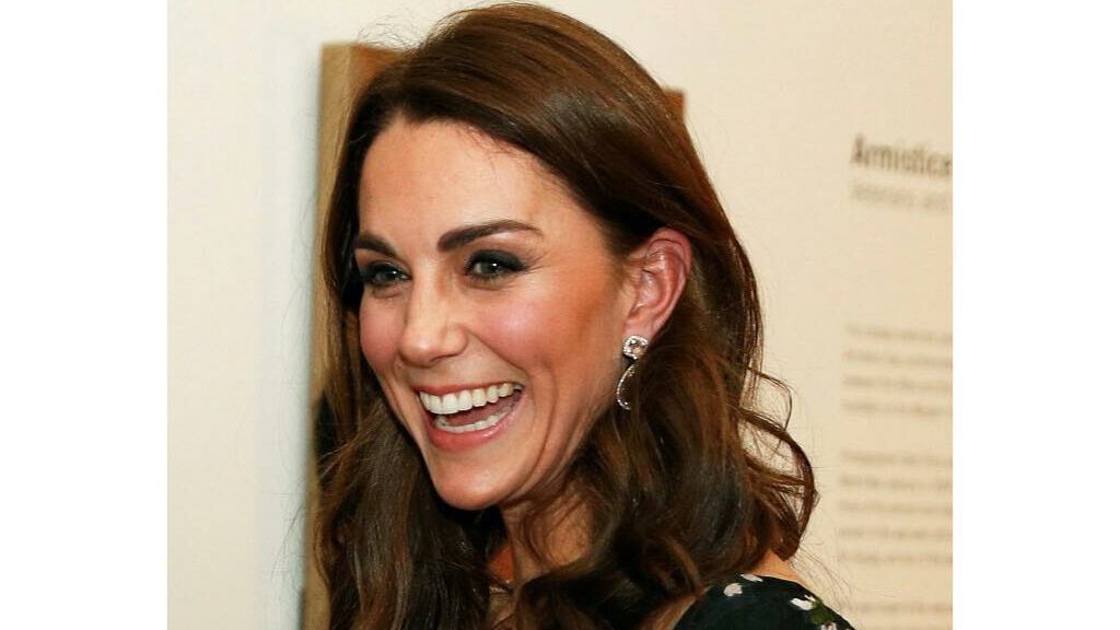 Kate Middleton ricicla e modifica un abito d'alta moda di Alexander McQueen