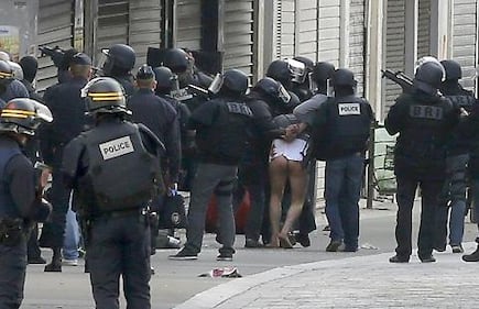 Parigi, terrorista arrestato e denudato 1