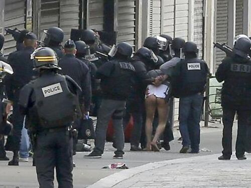 Parigi, terrorista arrestato e denudato