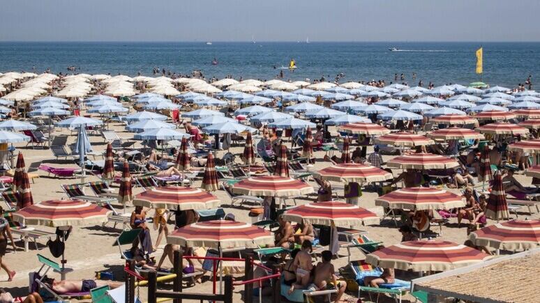Riccione, si spoglia davanti ai bimbi in spiaggia. Rischia il linciaggio delle mamme