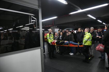 Milano, brusca frenata sulla linea rossa della metro a San Babila: venti persone coinvolte 8