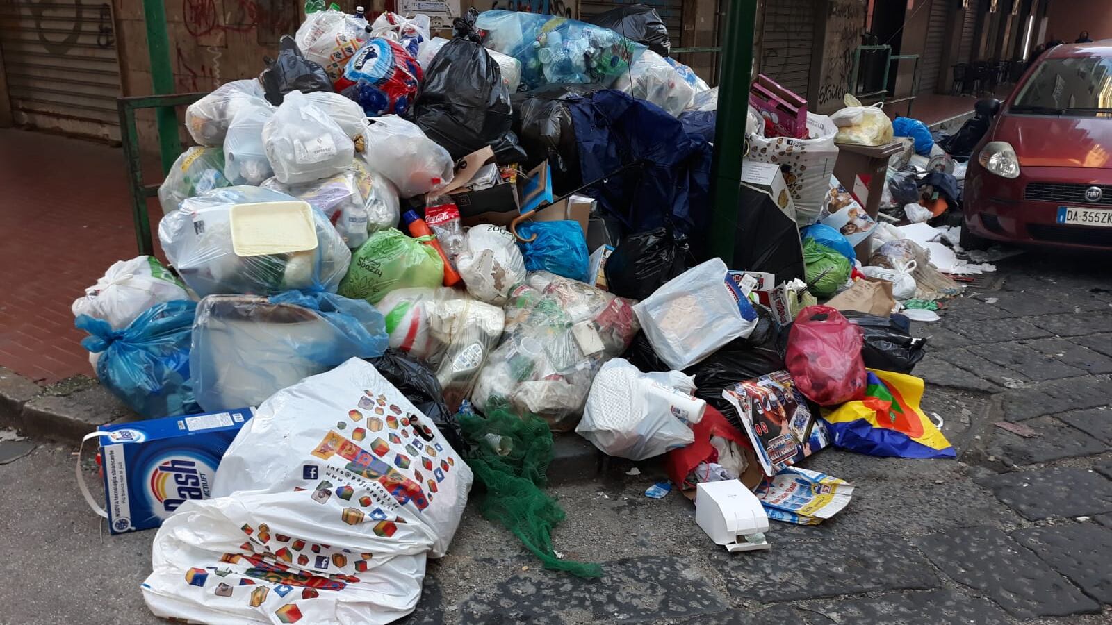 Emergenza rifiuti, in città e in provincia le strade sono sommerse dall’immondizia