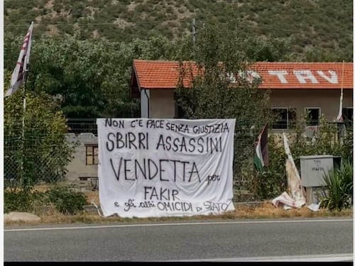 Striscione choc dei No Tav a Susa: "Sbirri assassini. Vendetta per Fakir e gli altri omicidi di Stato"