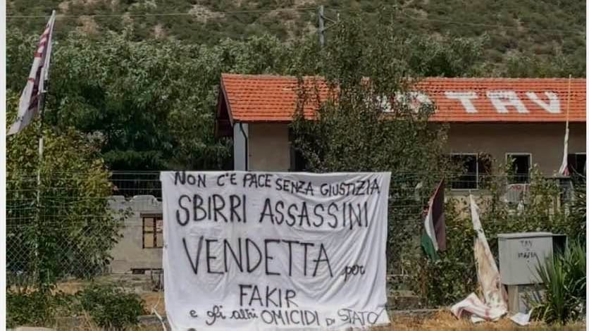 Striscione choc dei No Tav a Susa: "Sbirri assassini. Vendetta per Fakir e gli altri omicidi di Stato"