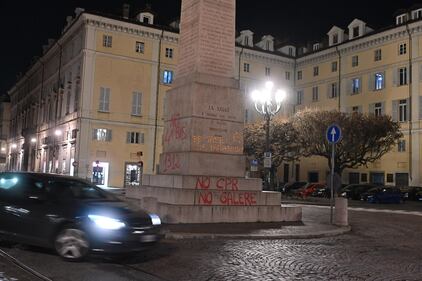 Ecco ciò che resta dopo il passaggio degli anarchici: le immagini choc 9