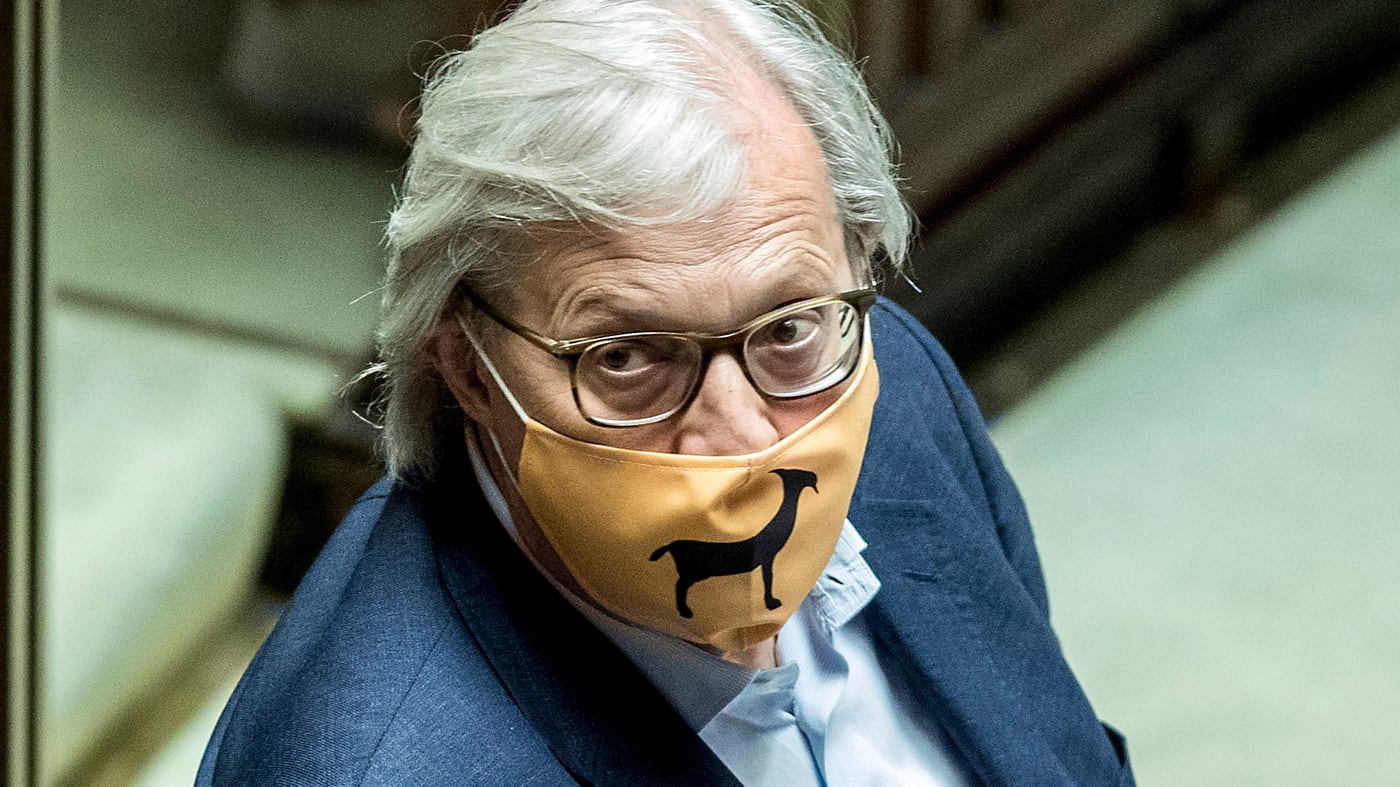 "Sistemi la mascherina". Sgarbi: "Non posso, porto il certificato medico"