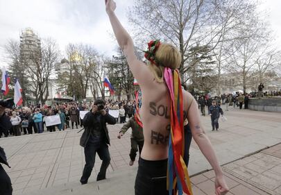 Simferopoli, le Femen protestano contro Putin 2