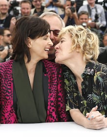 Bacio saffico al Festival di Cannes tra Valeria Bruni Tedesci e Juliette Binoche 1