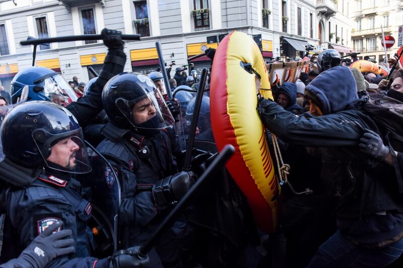 Scontri alla manifestazione antifascista a Milano 2
