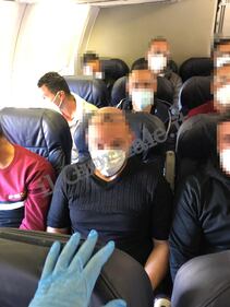 Covid, agenti e migranti assembrati in aereo 4