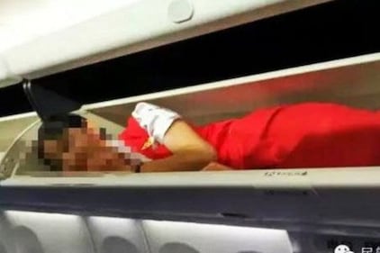 Nonnismo in volo: hostess chiuse nelle cappelliere degli aerei 5