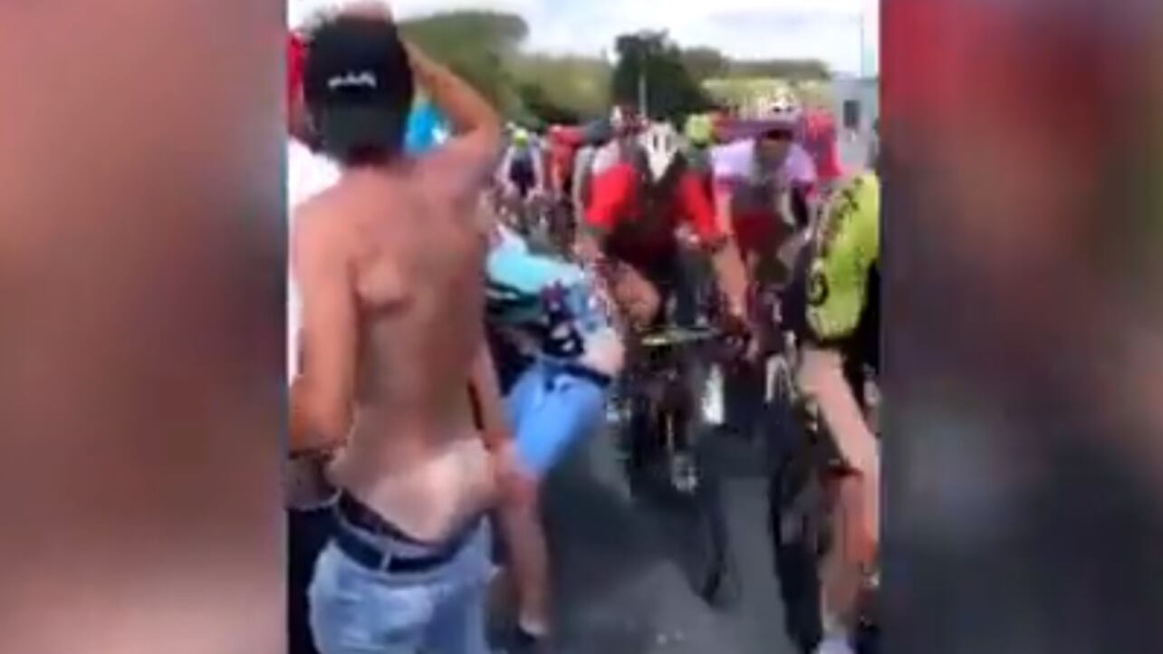 Tour de France, il tifoso mostra il sedere e il ciclista lo sculaccia