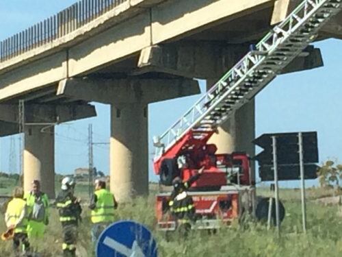 Agrigento, dal viadotto crollano calcinacci e precipitano in strada