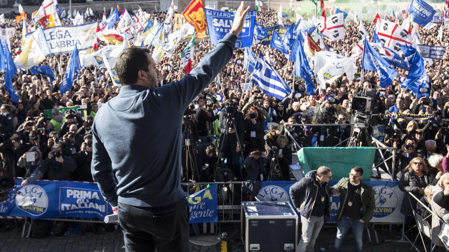 Salvini porta la Lega in piazza: "Datemi il mandato a trattare con la Ue"