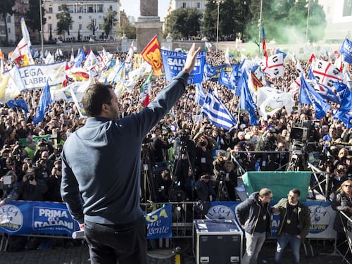 Salvini porta la Lega in piazza: "Datemi il mandato a trattare con la Ue"