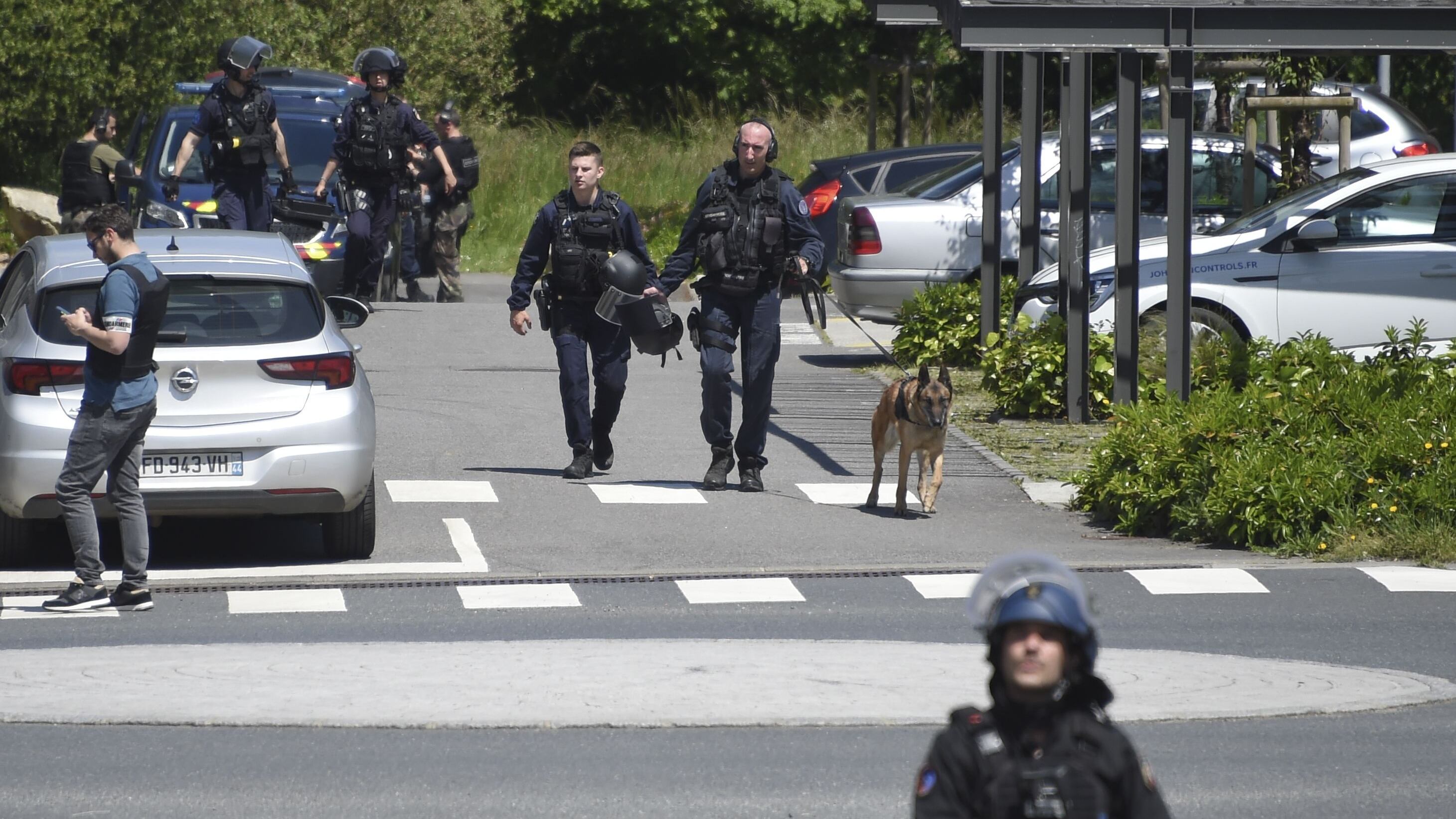 Francia, follia e Corano "Islamico radicalizzato" accoltella una poliziotta