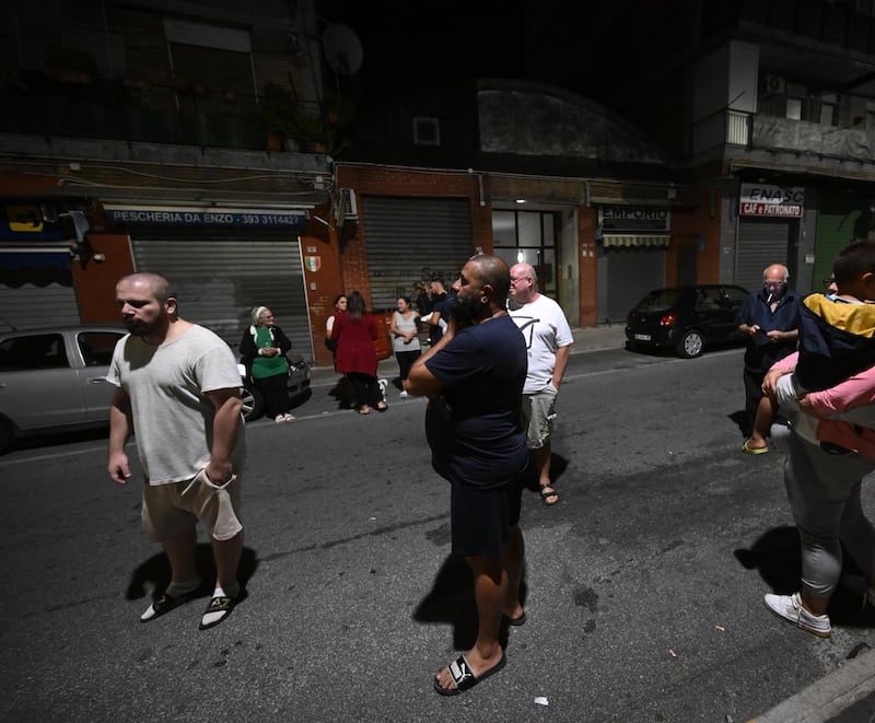 Terremoto ai Campi Flegrei, grande paura e gente in strada 2