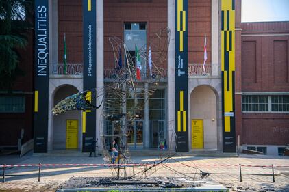 Milano, piromane incendia la Balena di cartapesta davanti alla Triennale 3