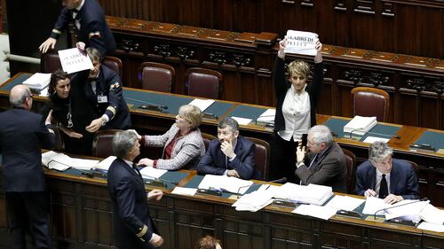 La protesta in aula dei 5 Stelle 6