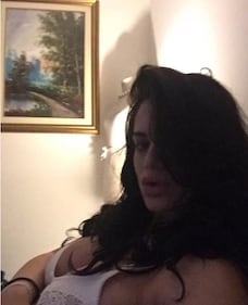 Cristina Del Basso, seno esplosivo in un selfie 11